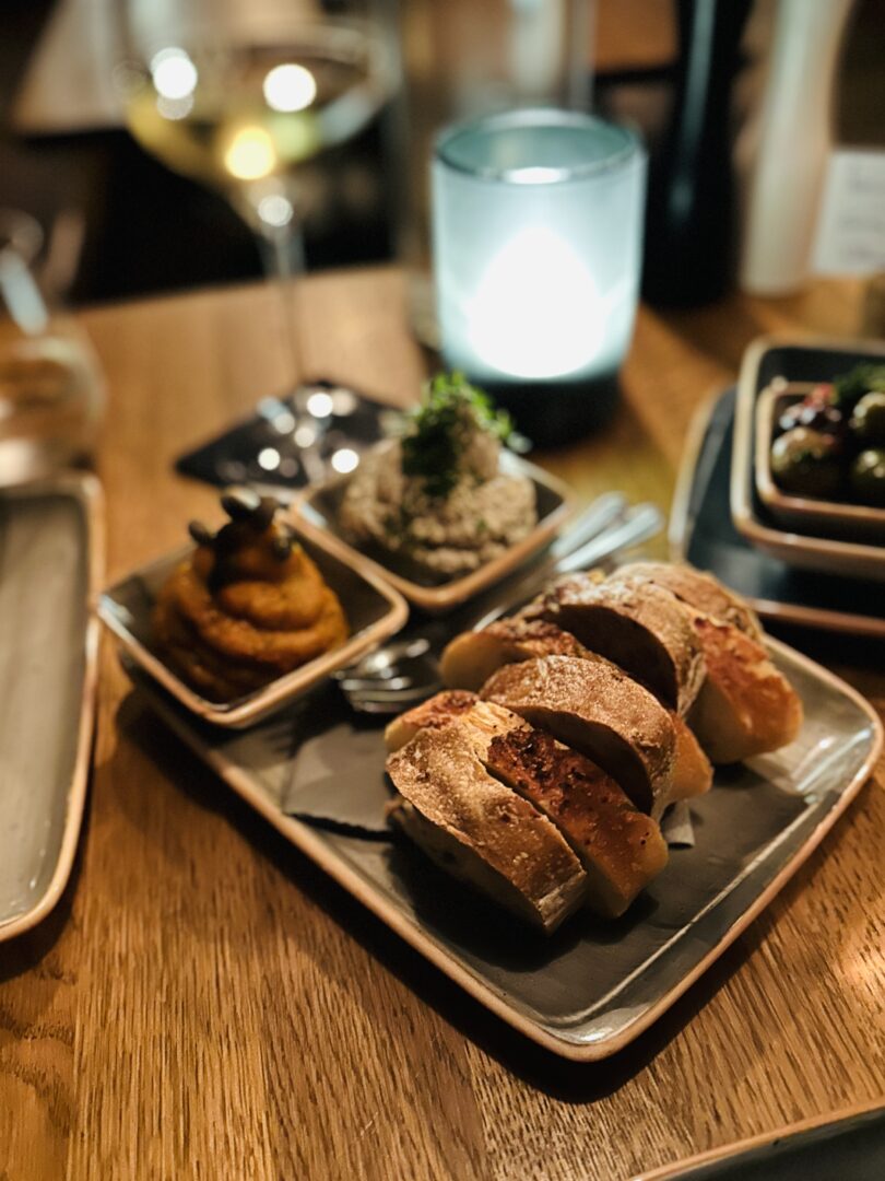 Brot mit Kürbis-Apfel-Creme und Pilz-Kräuter-Aufstrich