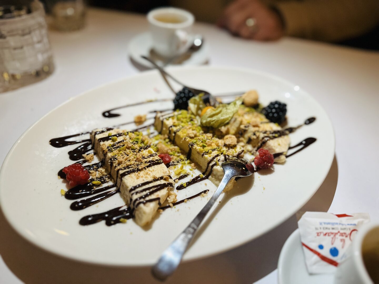 Semifreddo agli Amarettini
Halbgefrorenes mit Mandelbaiser, warmer Valrhona-Schokoladensauce
und Beeren © Murmelz