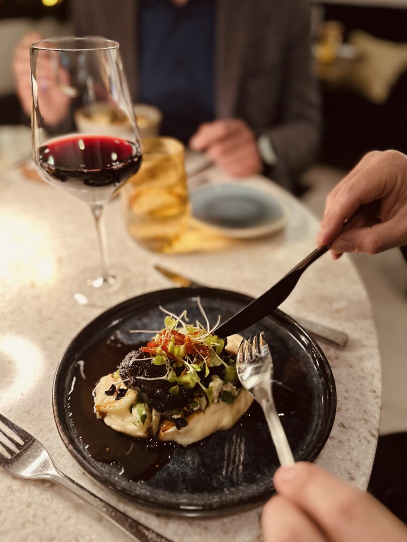 Rotwein zu niedergegartem Iberico © Murmelz