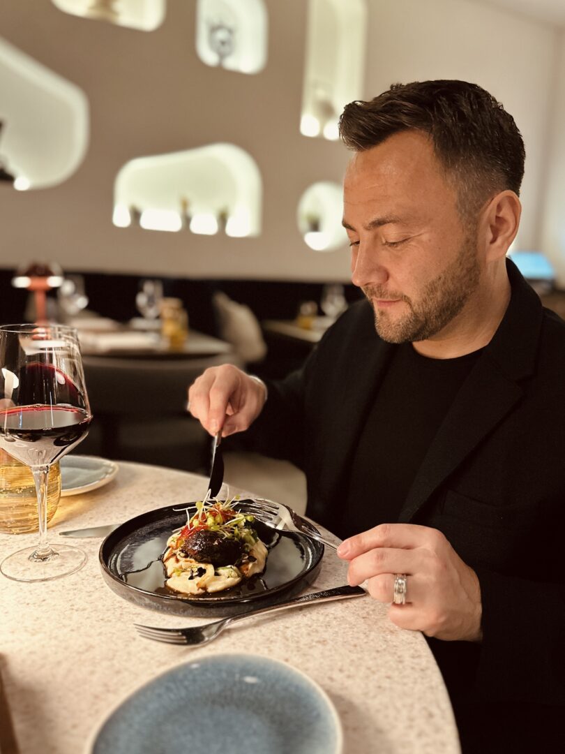 Niedergegartes Iberico Pata Negra Bäggli, Petersilienwurzelpüreee, Feta Pak Choi Salat © Murmelz