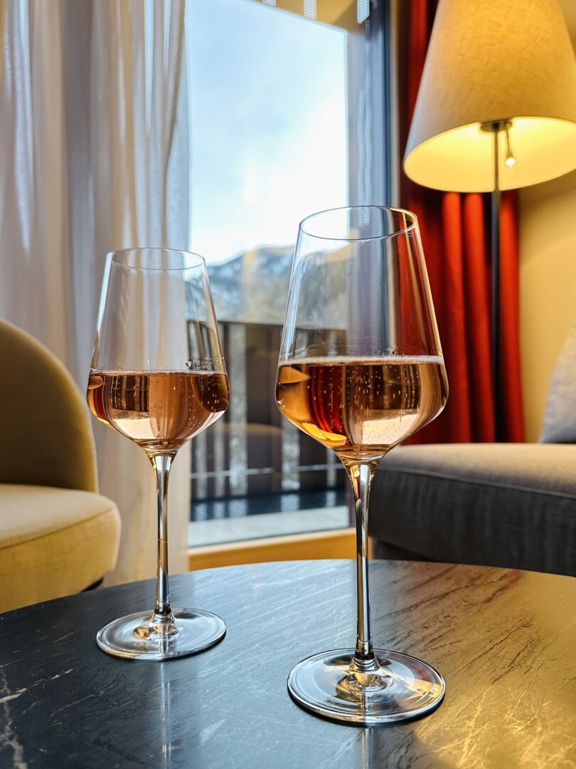 Champagner mit Blick in die Berge © Murmelz