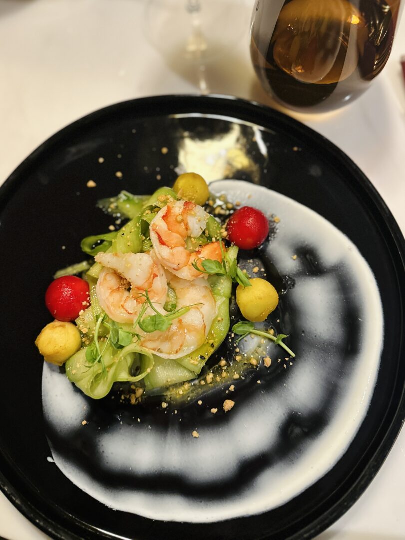 Gebratene Garnele, grüner Salat, Rote Bete, Melone, Anis-Gurke © Murmelz