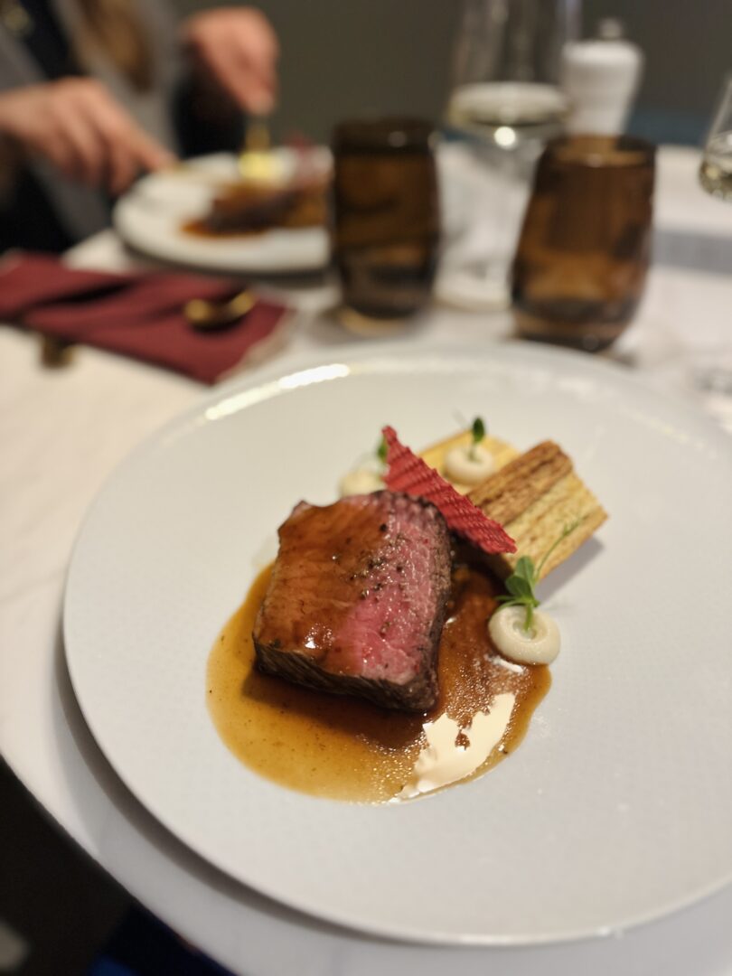 Tranché vom Tiroler Rind, Baumkuchen, Ratatouille, Sellerie © Murmelz