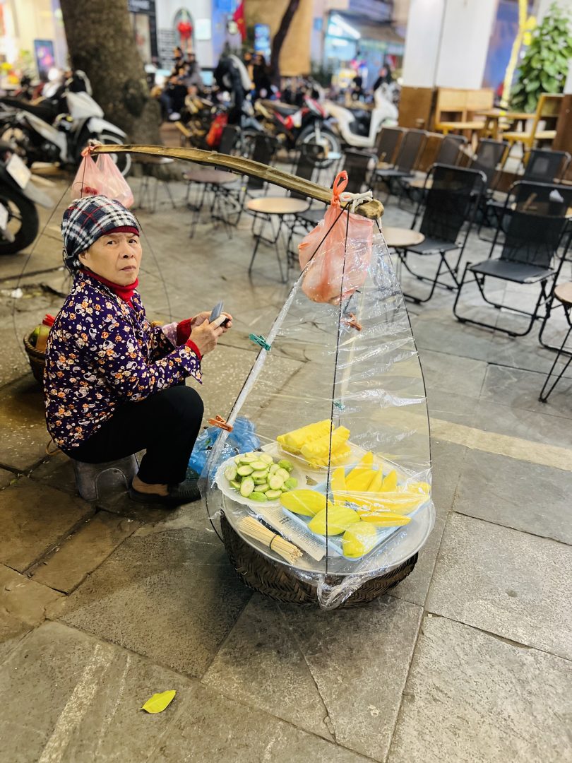 Eine Obstverkäuferin am Straßenrand © Murmelz