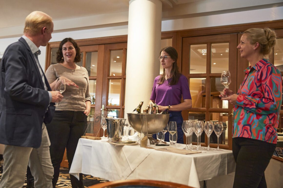 Hoteldirektor Thomas bei der Weinverkostung © Steigenberger