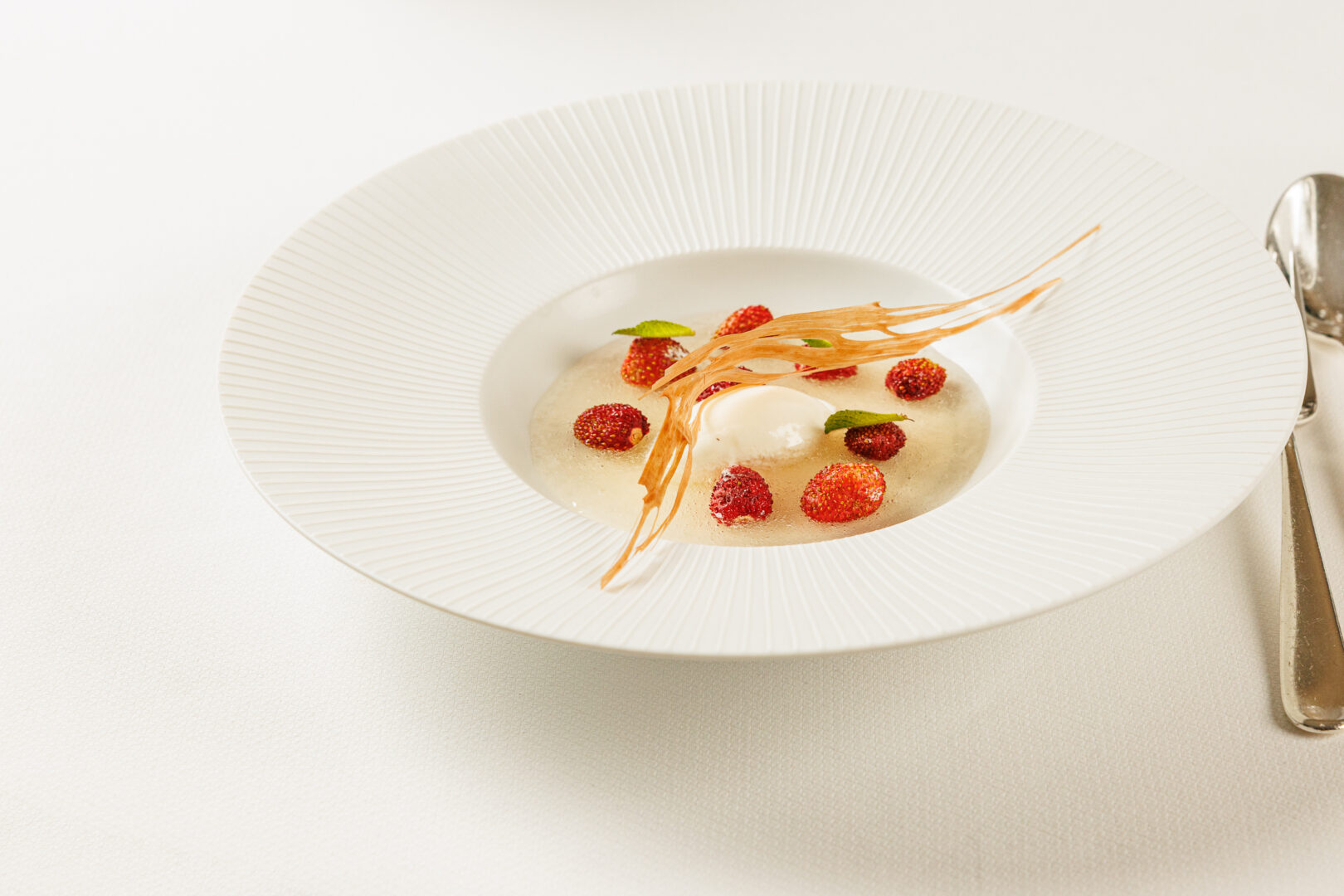 Walderdbeeren mit Buttermilchmousse und Holunderblütensuppe