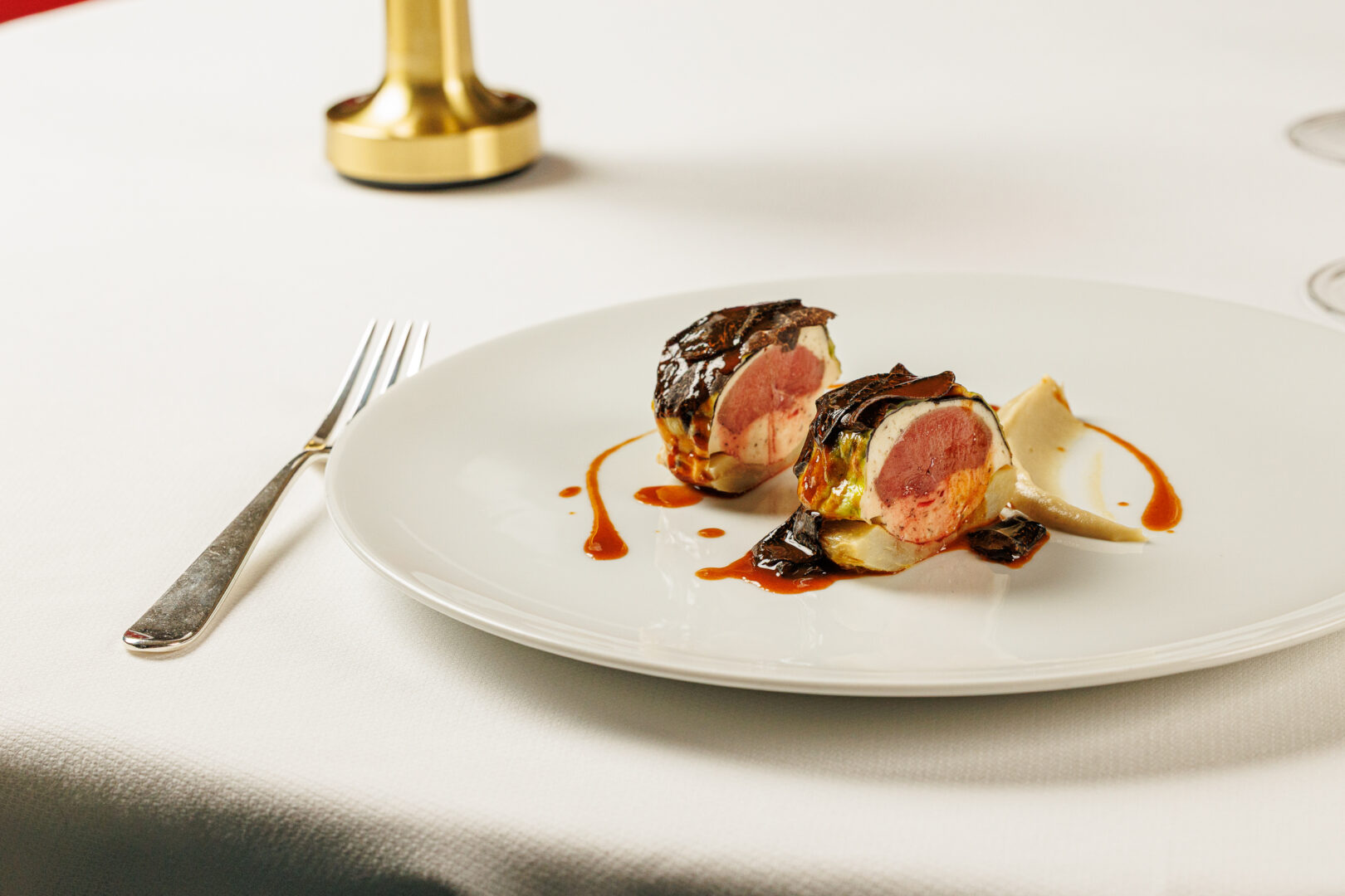 Taube im Artischockenboden mit Taubenjus, Artischockencreme und Périgordtrüffel