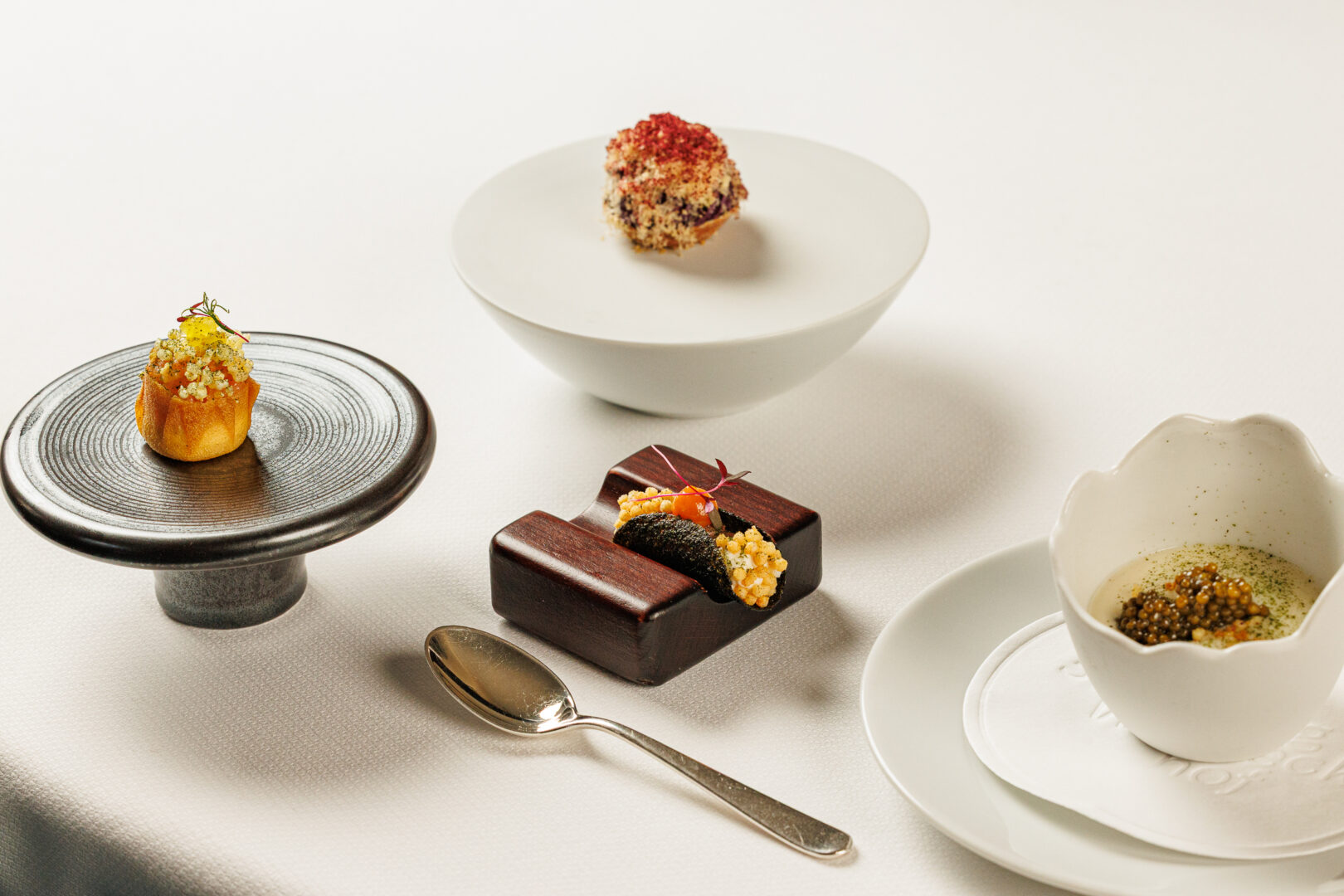 Gänseleber-Heidelbeercreme mit Buchweizen-Cracker, Meerettich Tunfisch rote Bete Kartoffelcreme Kaviar, Nori-Cracker mit Saibling und Yuzu und Sellerie-Cracker mit Tunfisch und Pfeffercreme