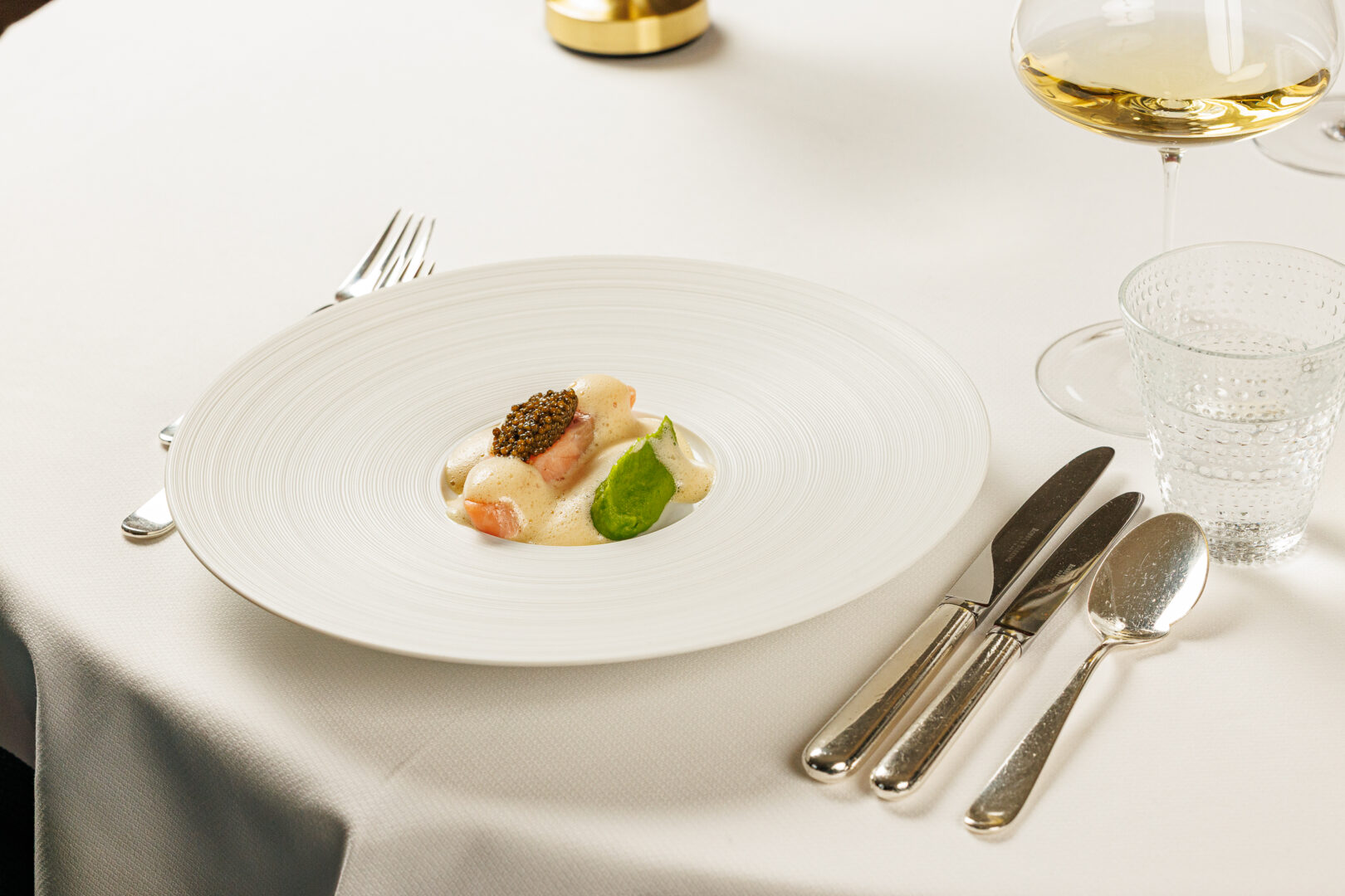 Lachsforelle mit Lauchpüree, Nussbutter und Kaviar