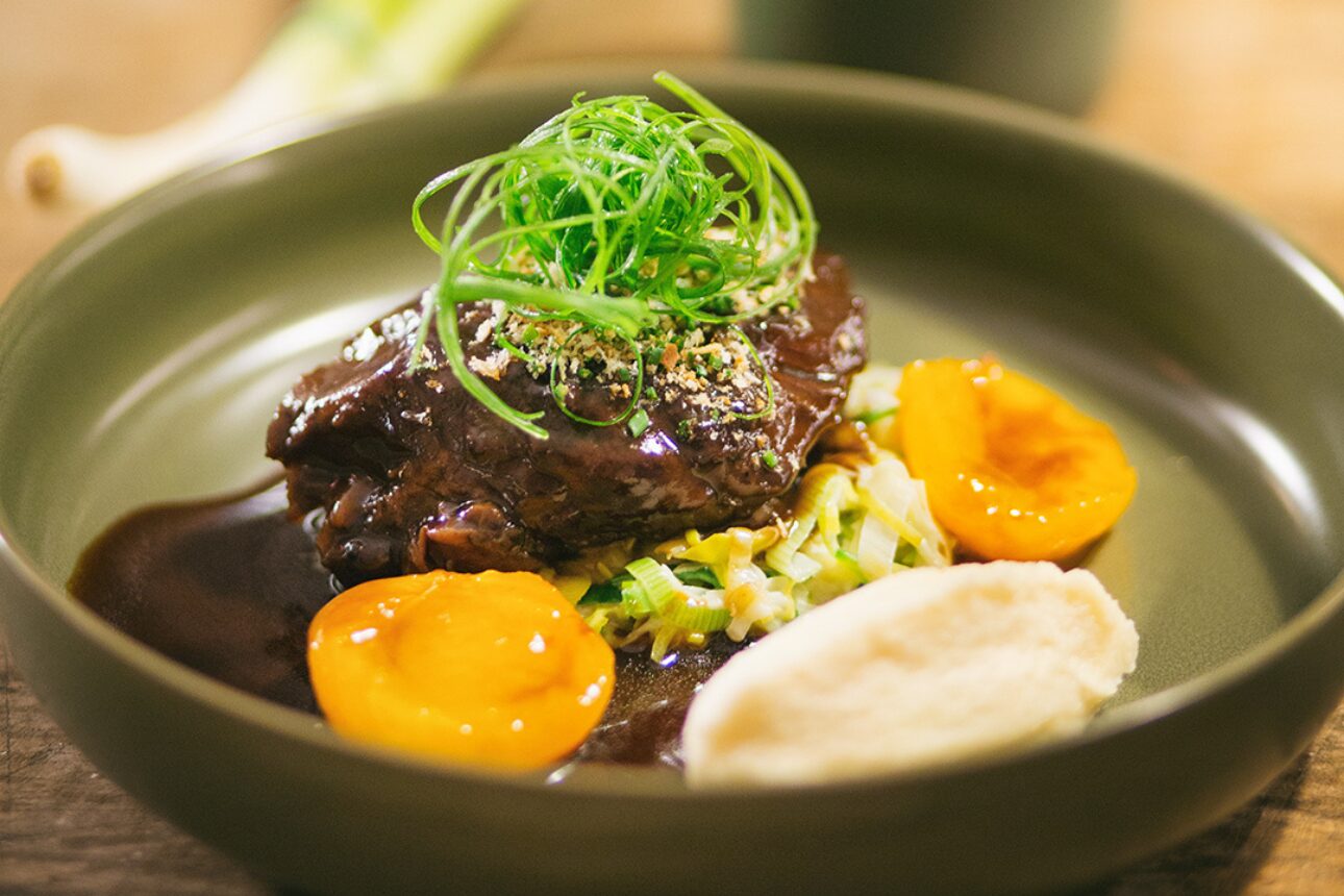 Geschmorte Rinderbacke mit Bayrischkraut, Selleriepüree & kräftiger Jus.