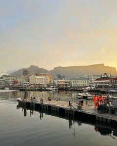 Der Tafelberg in Kapstadt wurde vom Hafen aus fotografiert.