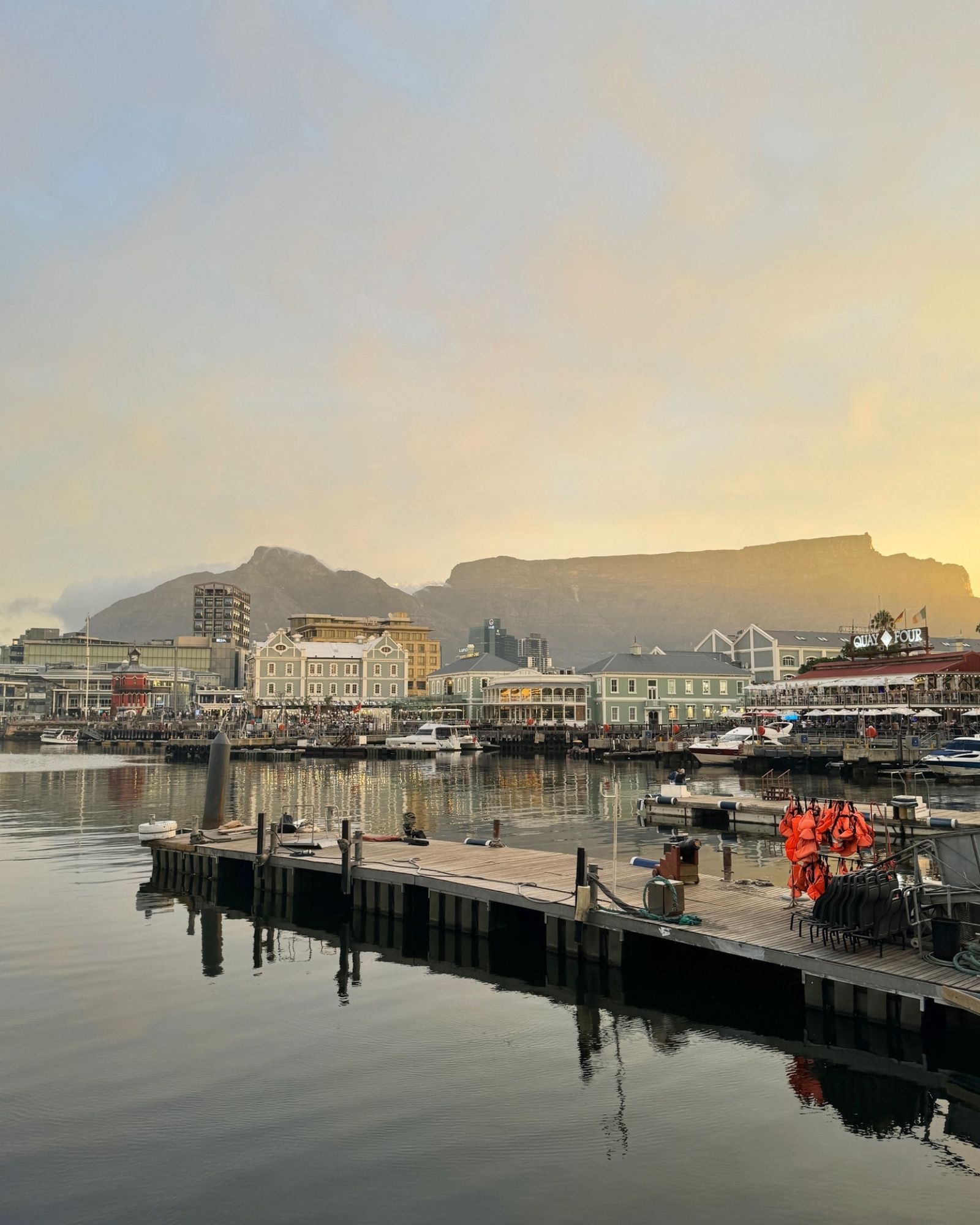Der Tafelberg in Kapstadt wurde vom Hafen aus fotografiert.