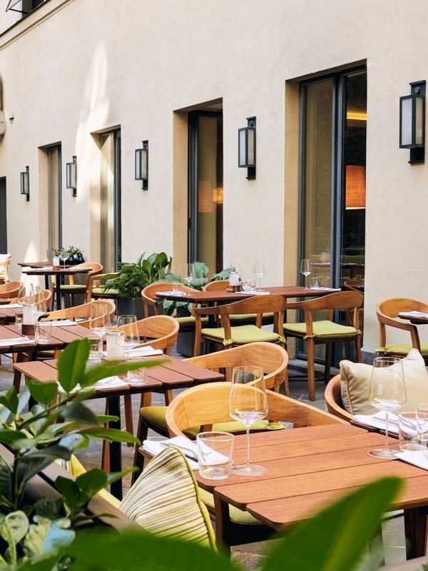 Summer Tables in München: Sommerterrasse der Grapes Weinbar mit gedeckten Tischen