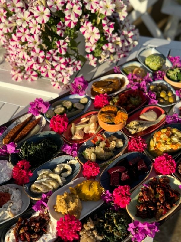 Kulinarisches Highlight in Bodrum: Auswahl kreativer Mezze im Melengeç in Gümüşlük.