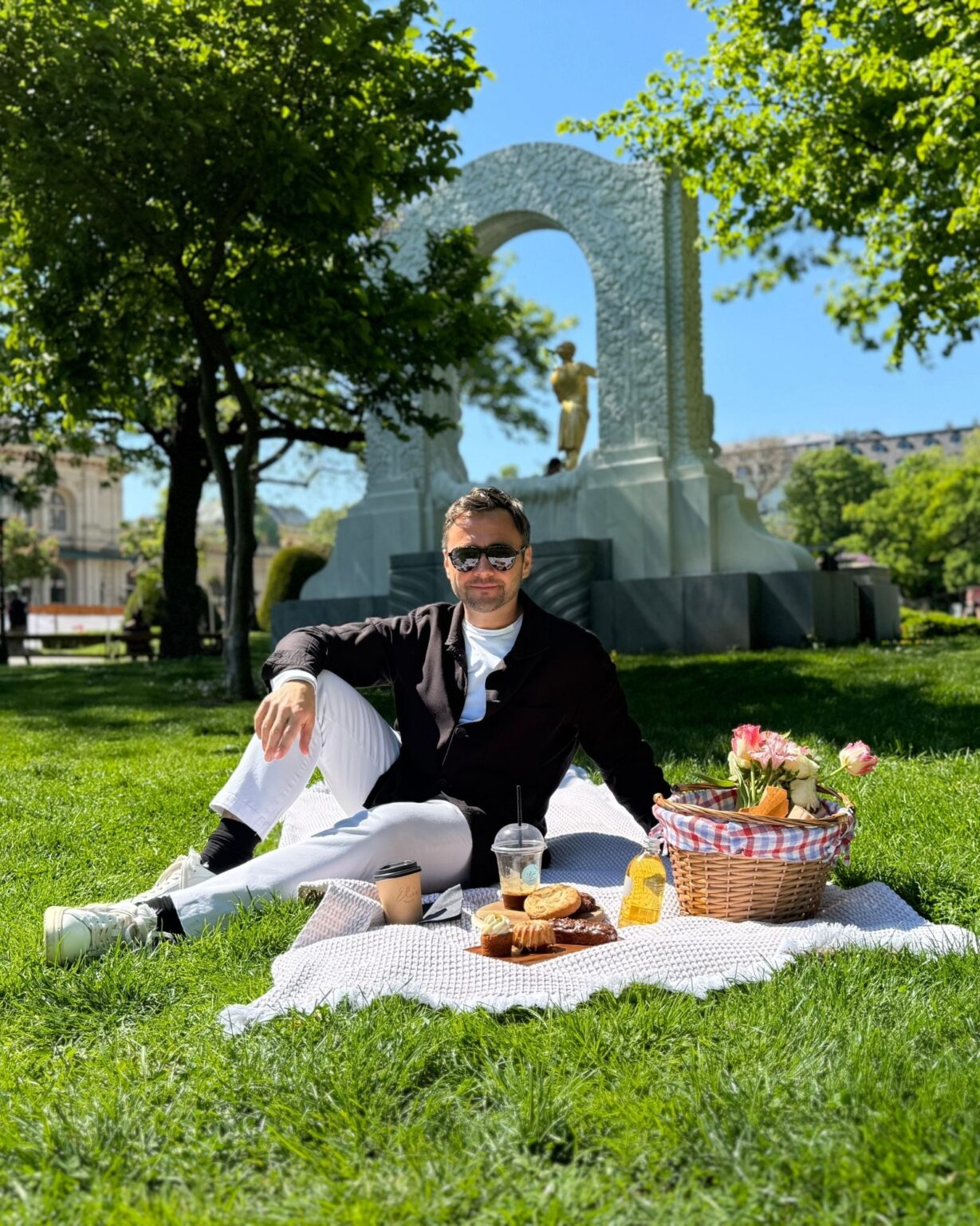 Picknicken mit Kaffee und Gebäck vom Elias Coffee Shop im Stadtpark in Wien im Sommer