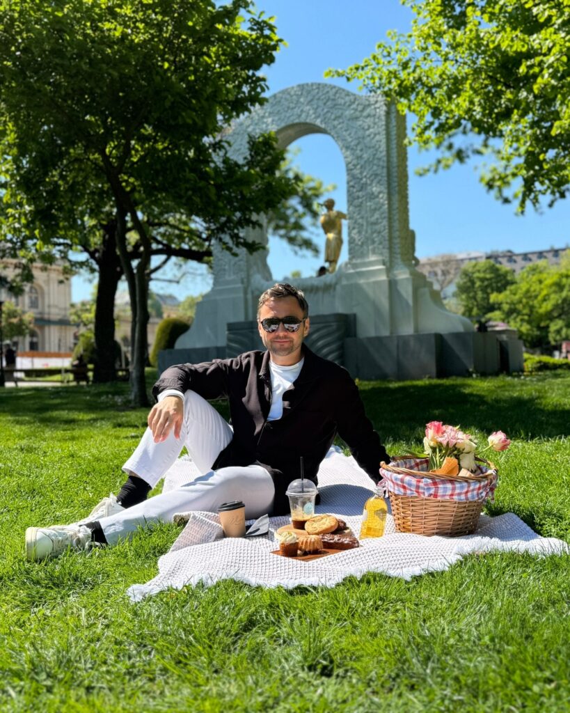 Picknicken mit Kaffee und Gebäck vom Elias Coffee Shop im Stadtpark in Wien im Sommer