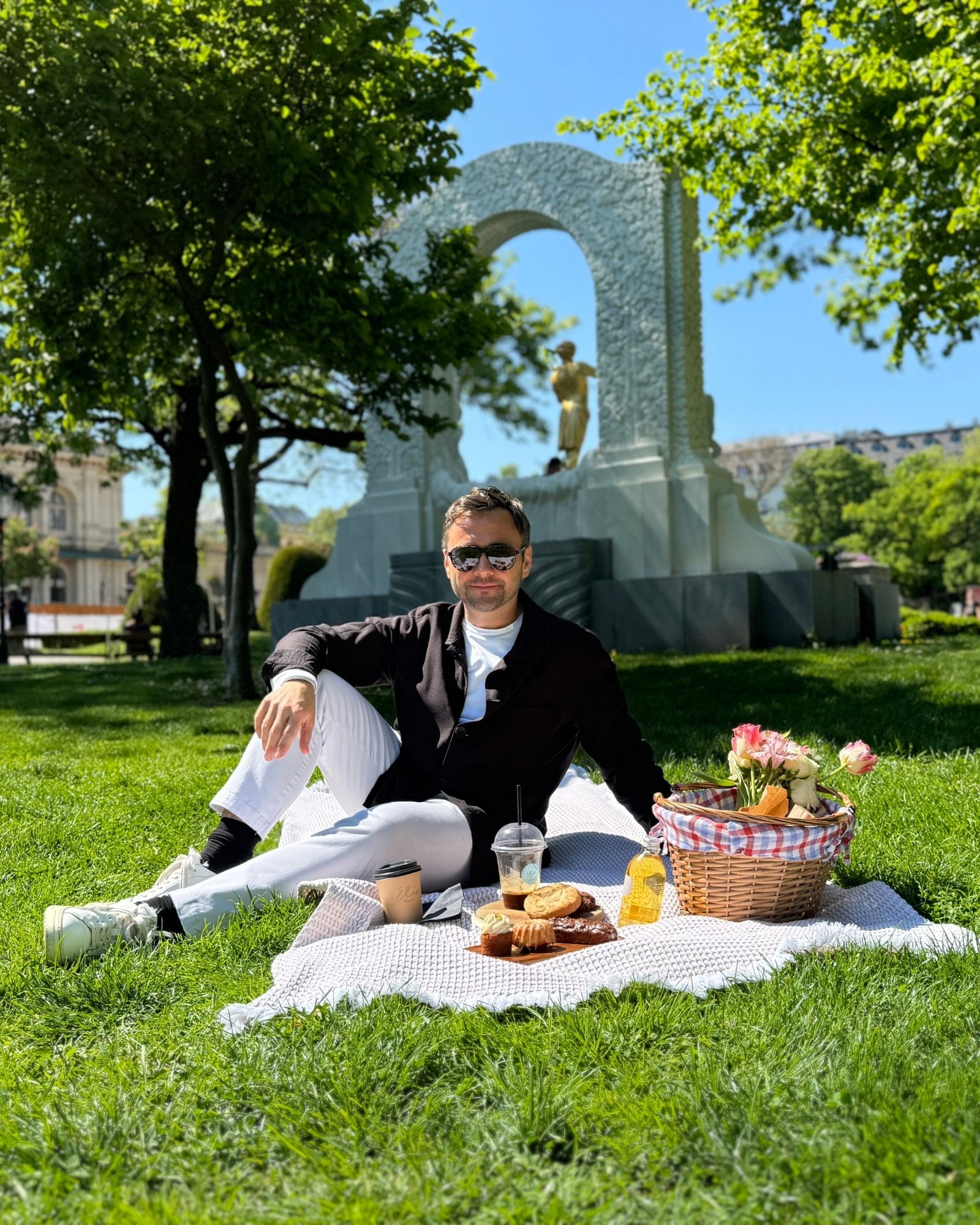 Picknicken mit Kaffee und Gebäck vom Elias Coffee Shop im Stadtpark in Wien im Sommer