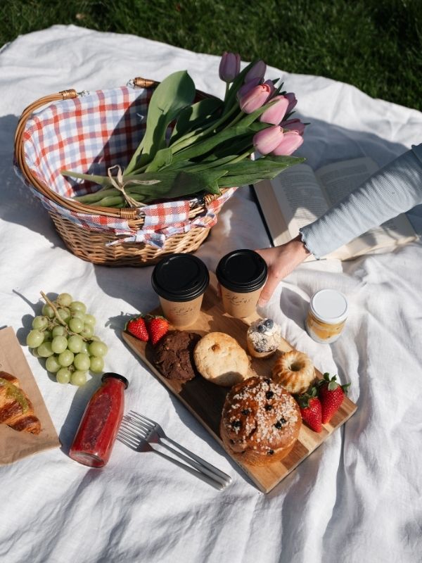 Picknick in Wien mit Kaffee, Gebäck und Blumen vom Elias Coffee Shop im Stadtpark
