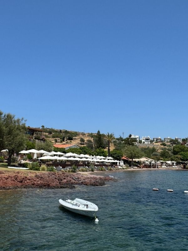 Xuma Beach Club in Bodrum mit Sunbeds und Blick auf das Meer