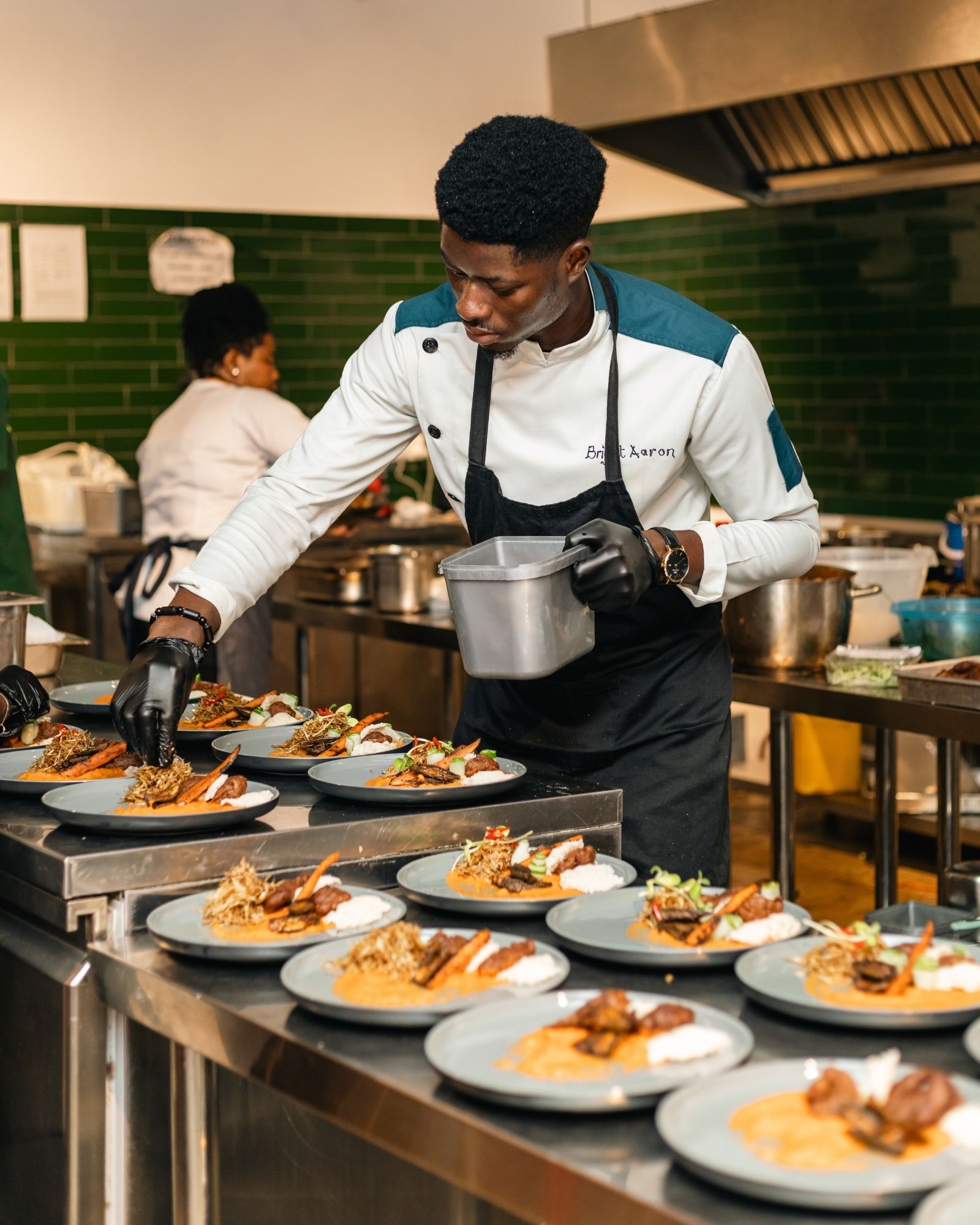 Koch beim Anrichten von Gerichten im Rahmen der Ghana Food Movement